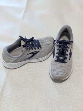 Brooks Women Light Gray and Navy Running Sneakers